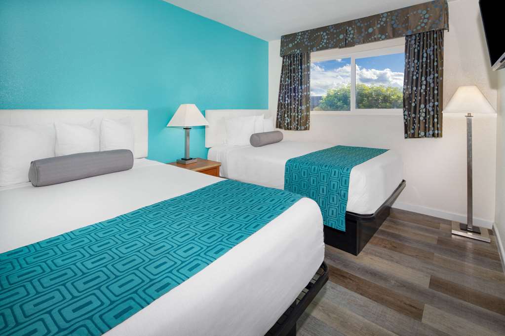 Howard Johnson Suites by Wyndham San Diego Chula Vista BayFt - photo 9