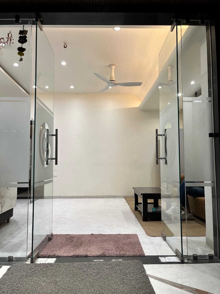 Hotel Cosmos Green - last minute hotel in Indore