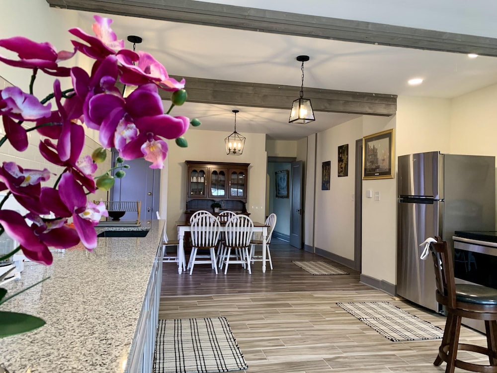 The Aquarium Chateau With Private Yard & Parking Near Falls Casino by Niagara Hospitality - photo 2