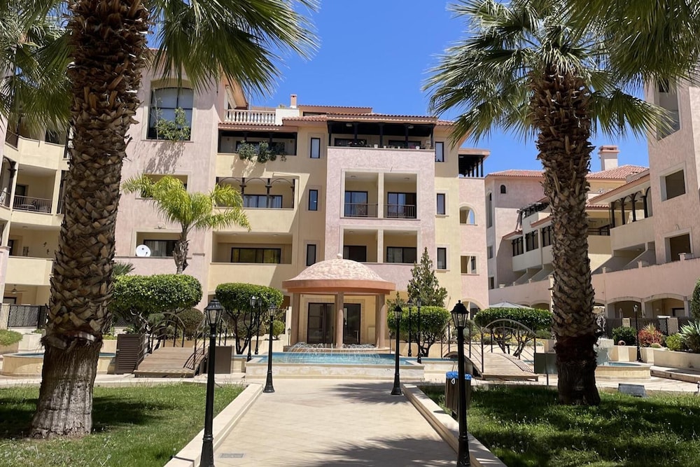 2 Bed Townhouse Sleeps 4 Pool Patio & Balcony