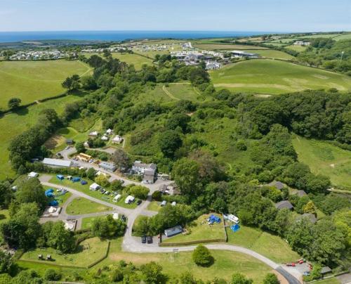 Willow Valley Glamping - carbon neutral hotel in Bude