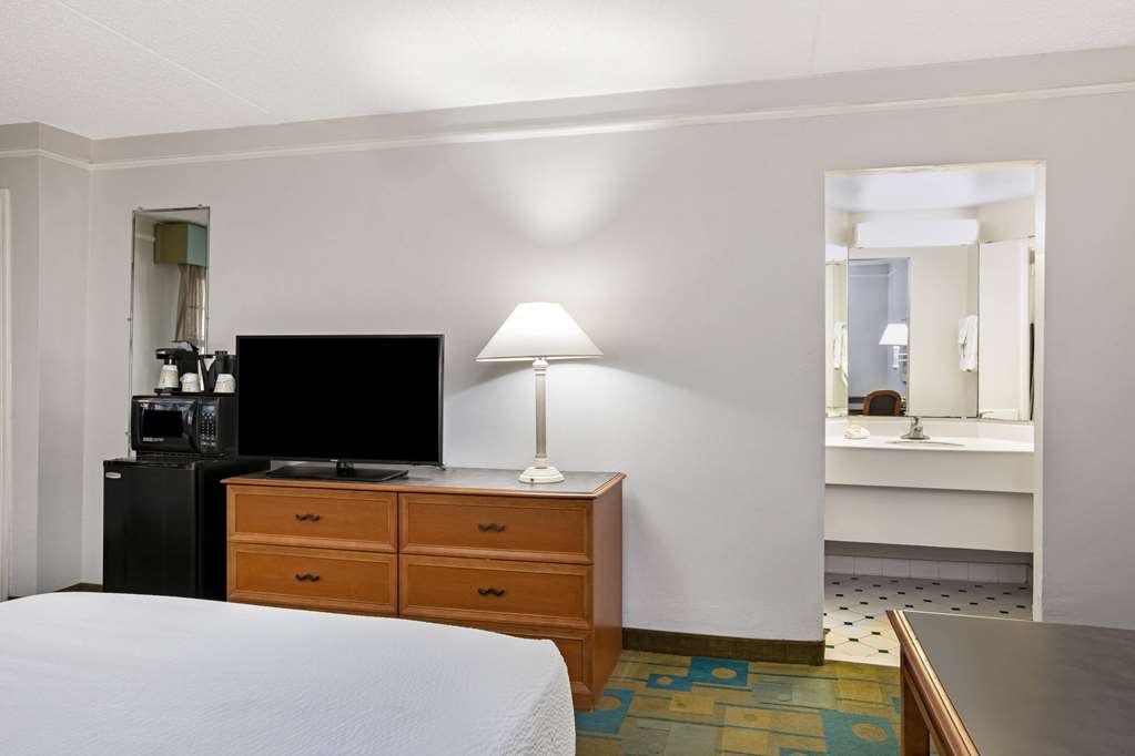 La Quinta Inn by Wyndham El Paso East Lomaland - photo 10