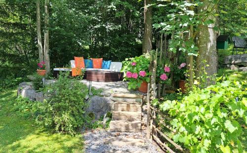 Ferienhaus Lechner am Waldrand mit Sauna Bergblick und Naturgarten — 4-Star Luxury Hotel in Abtenau, Austria