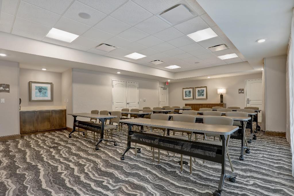 Clarion Hotel Overland Park - photo 7