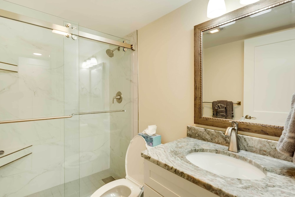 Oceanfront Retreat w Beach & Resort Access - photo 7