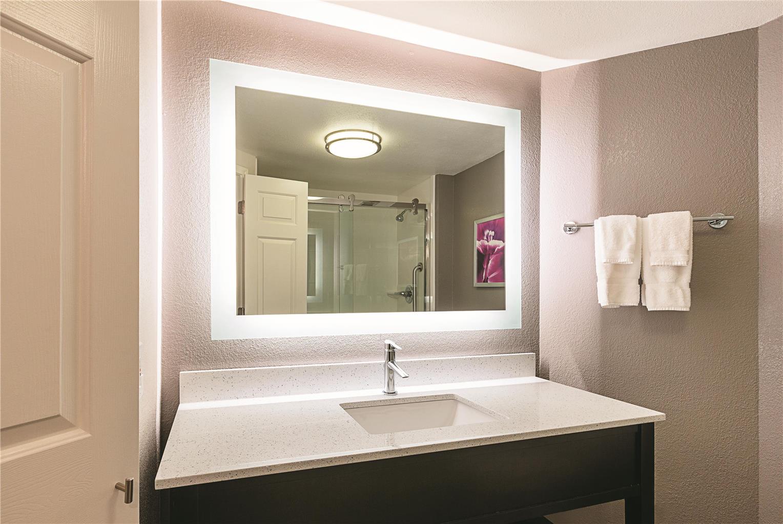 La Quinta Inn & Suites by Wyndham Atlanta Alpharetta - photo 30