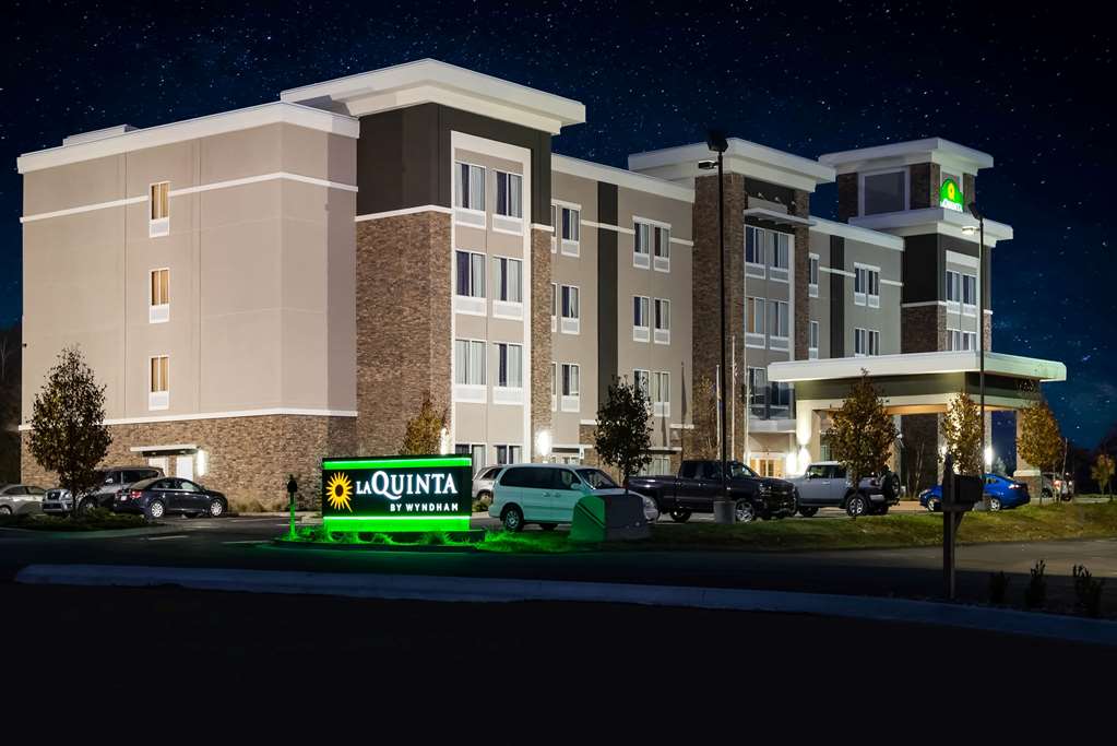La Quinta Inn & Suites by Wyndham Morgantown - photo 3