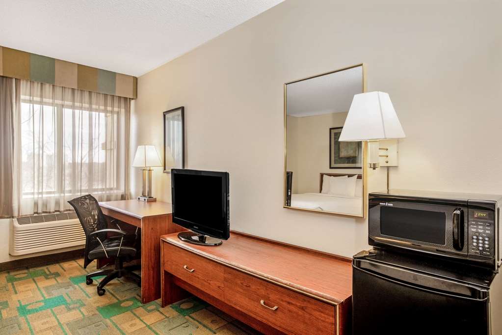 La Quinta Inn & Suites by Wyndham Des Moines West Clive - photo 50