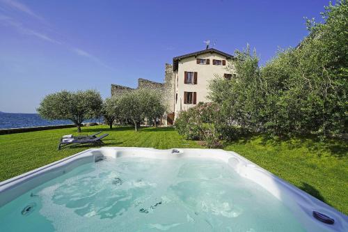 Villa Victoria: luxury waterfront villa with splendid views — 4-Star Luxury Hotel in Gargnano, Italy