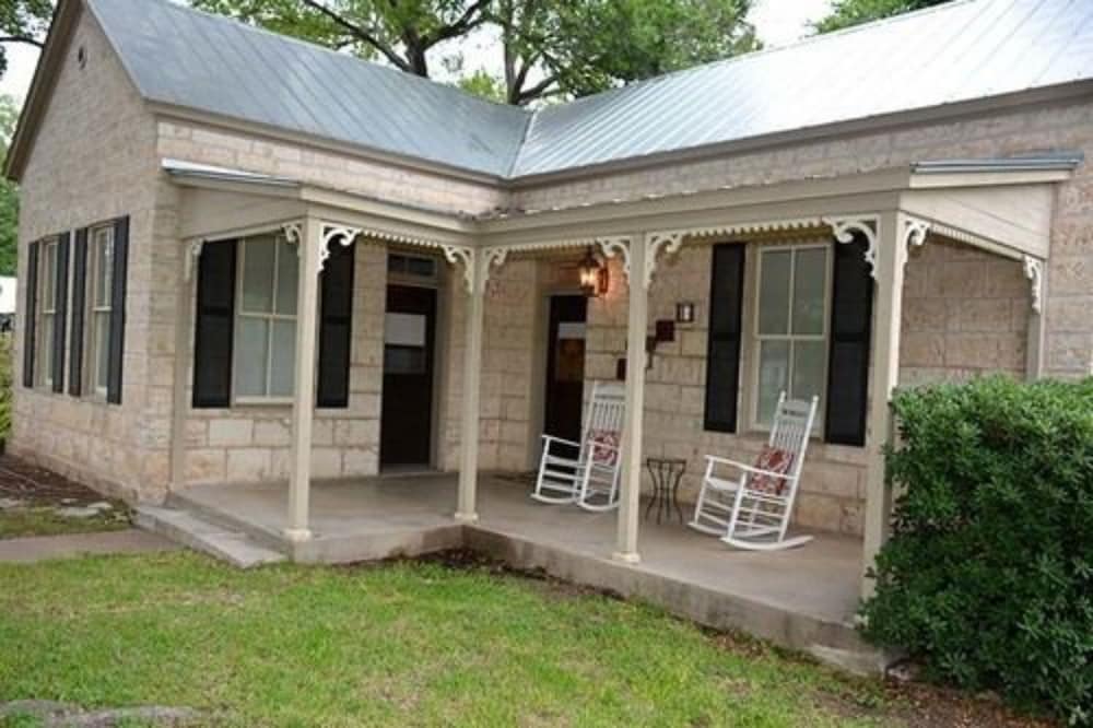 Charming B&B — 4-Star Luxury Hotel in Fredericksburg, United States