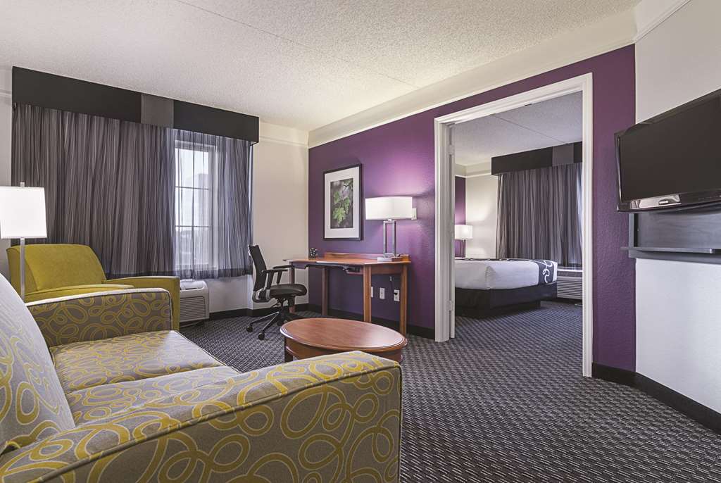La Quinta Inn & Suites by Wyndham Phoenix Mesa West - photo 37