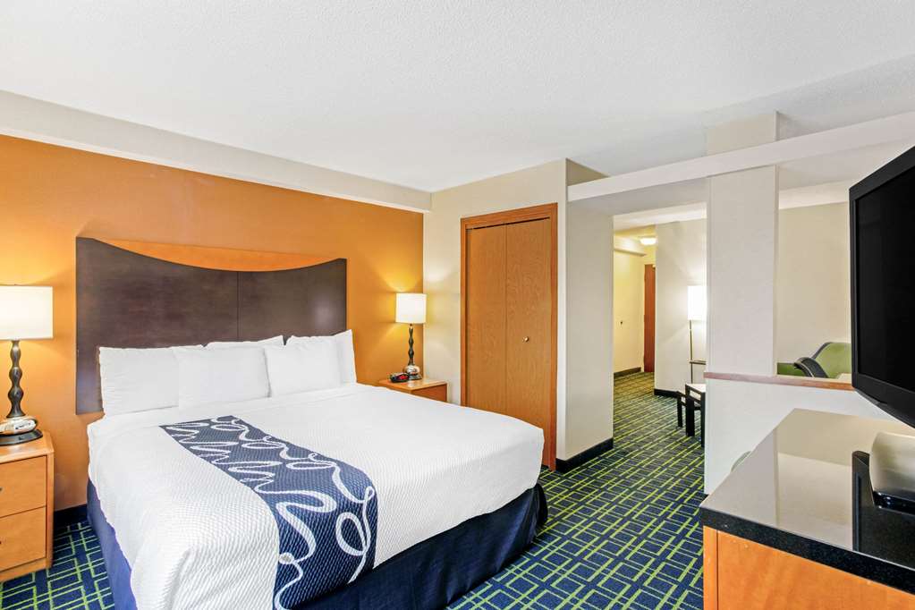 La Quinta Inn & Suites by Wyndham Manassas Battlefield - photo 27