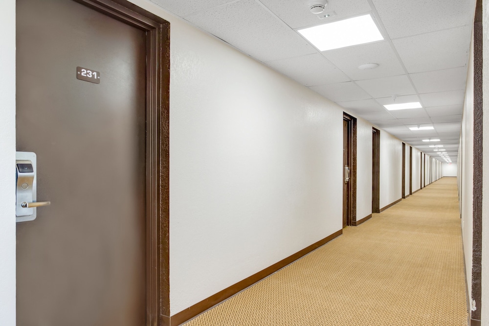 OYO Hotel Mona Lake Muskegon - photo 25