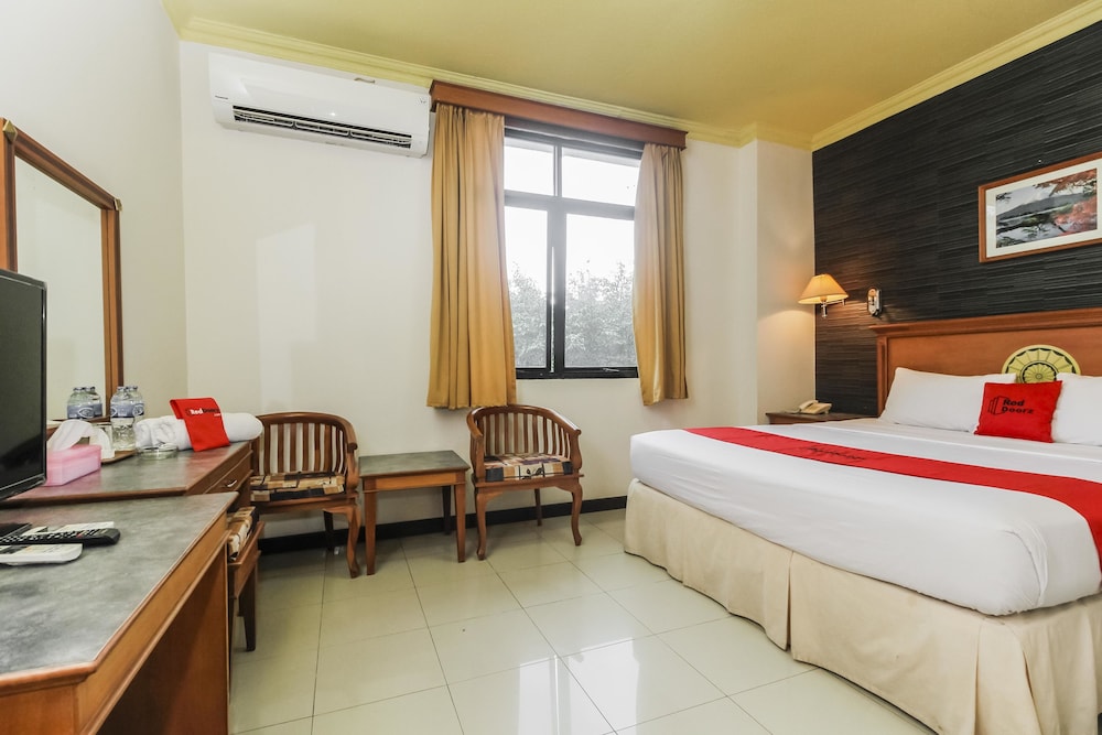 RedDoorz Plus near Depati Amir Airport in Pangkalpinang, Indonesia