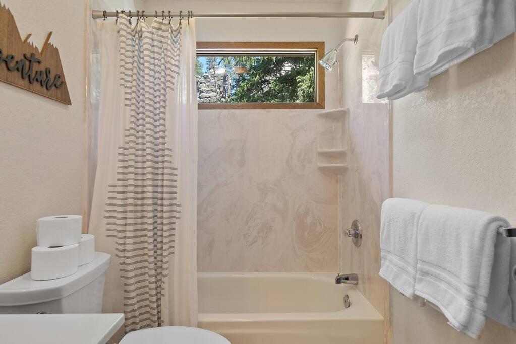 Nature Stay with Views Like No Where Else in Custer, United States