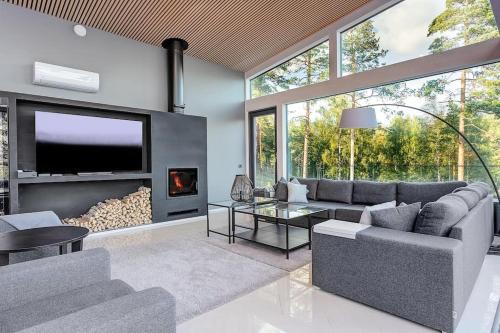 Villa Padel Premium Lakeside Residence & Grounds — 4-Star Luxury Hotel in Lohja, Finland