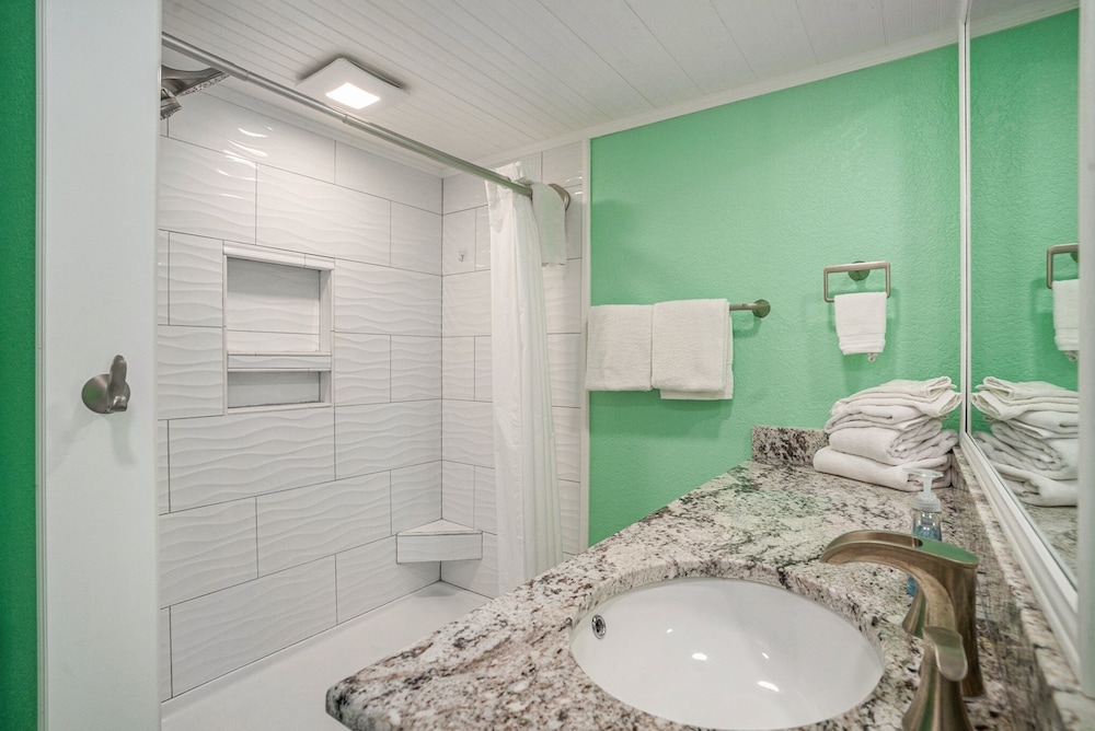 1001 Waters Edge Resort 3 Bedroom Condo by RedAwning - photo 13