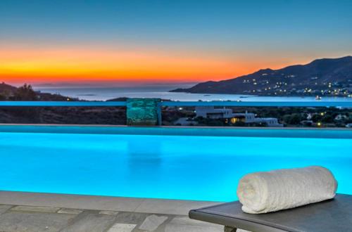 Oceania House with sea view — 4-Star Luxury Hotel in Ano Syros, Greece
