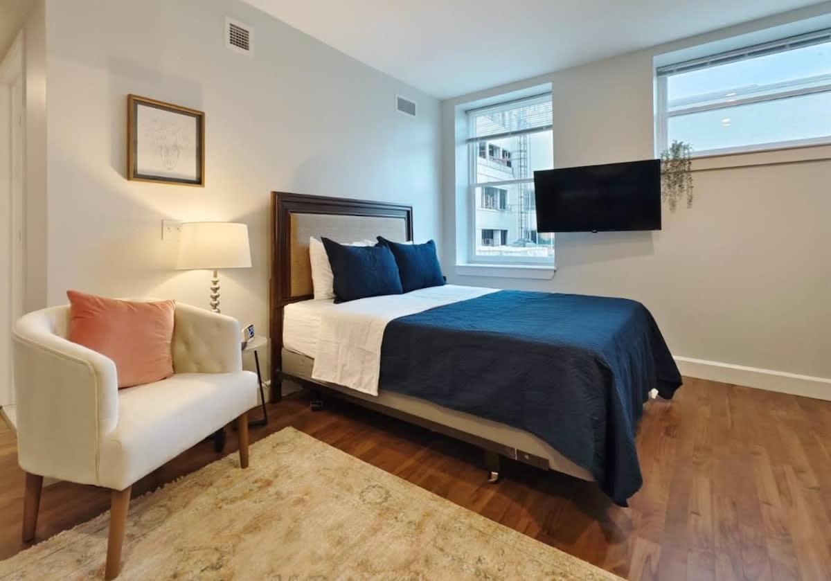 Fun Cozy Apts 1 25 Mile Walk to TIAA Bnk Fld — 4-Star Luxury Hotel in Jacksonville, United States