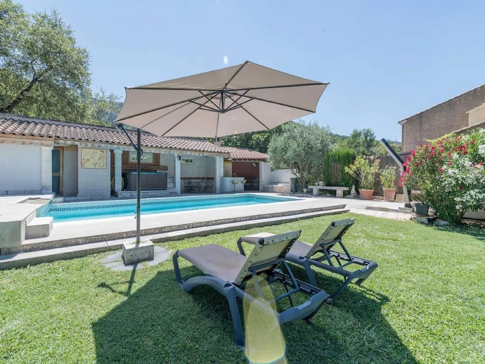 Villa With Swimming Pool Within the Luberon — 4-Star Luxury Hotel in Oppede Le Vieux, France