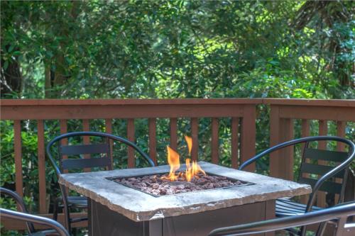 Summit Sanctuary Redwoods Fire Table BBQ Grill Fast WiFi Dog Friendly - photo 12