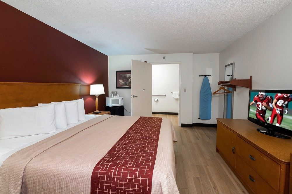 Cedar Rapids Inn - photo 6