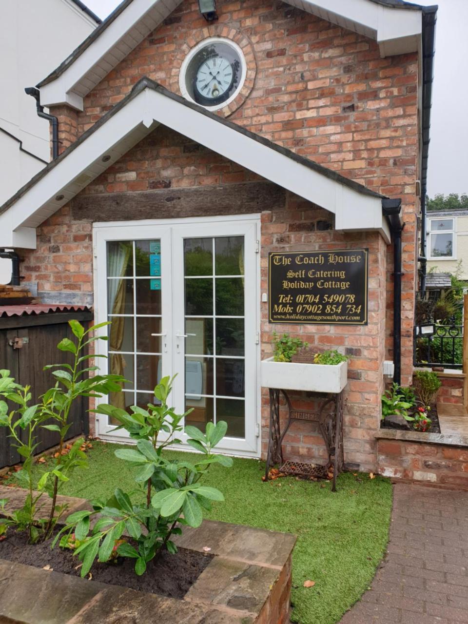 The Coach House Holiday Cottage Southport — 4-Star Luxury Hotel in Southport, United Kingdom