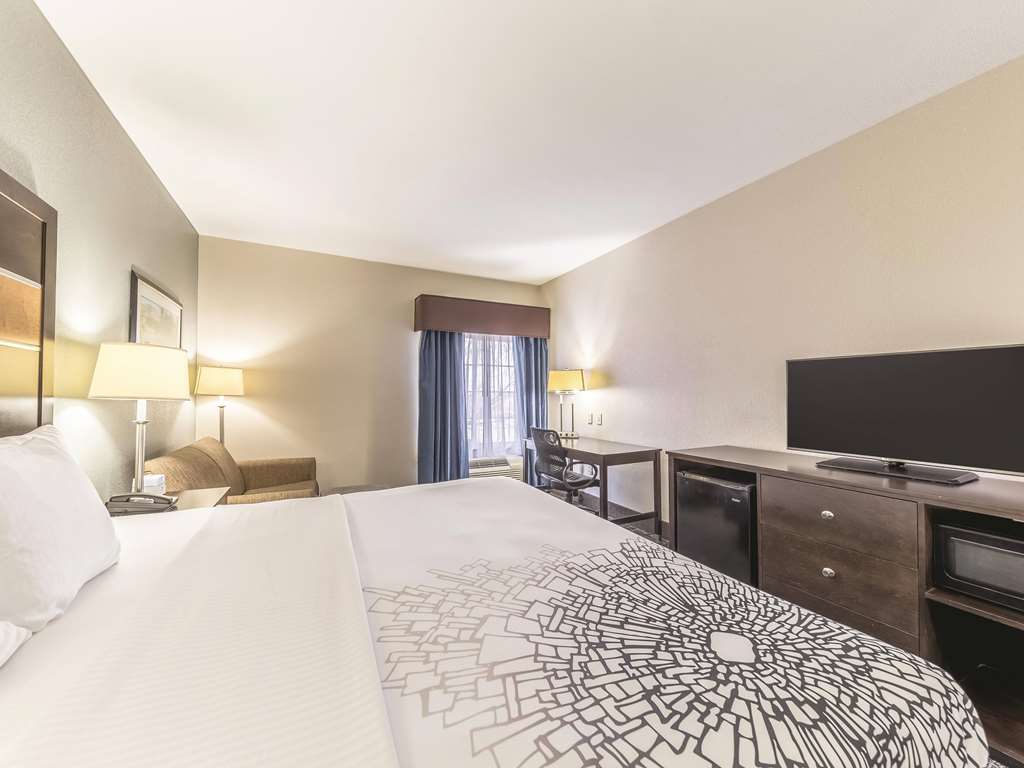La Quinta Inn & Suites by Wyndham Tulsa Catoosa Route 66 - photo 18