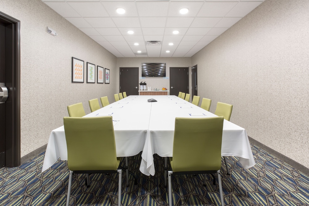 Holiday Inn Express and Suites Lincoln I 80 by IHG - photo 39