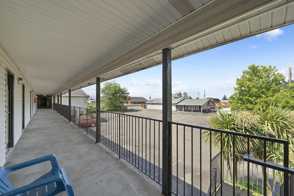 Garibaldi Inn at the Bay - photo 36