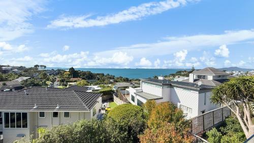 Murrays Gem l Modern 4bed Stunner l Sea View & Spa in Auckland, New Zealand
