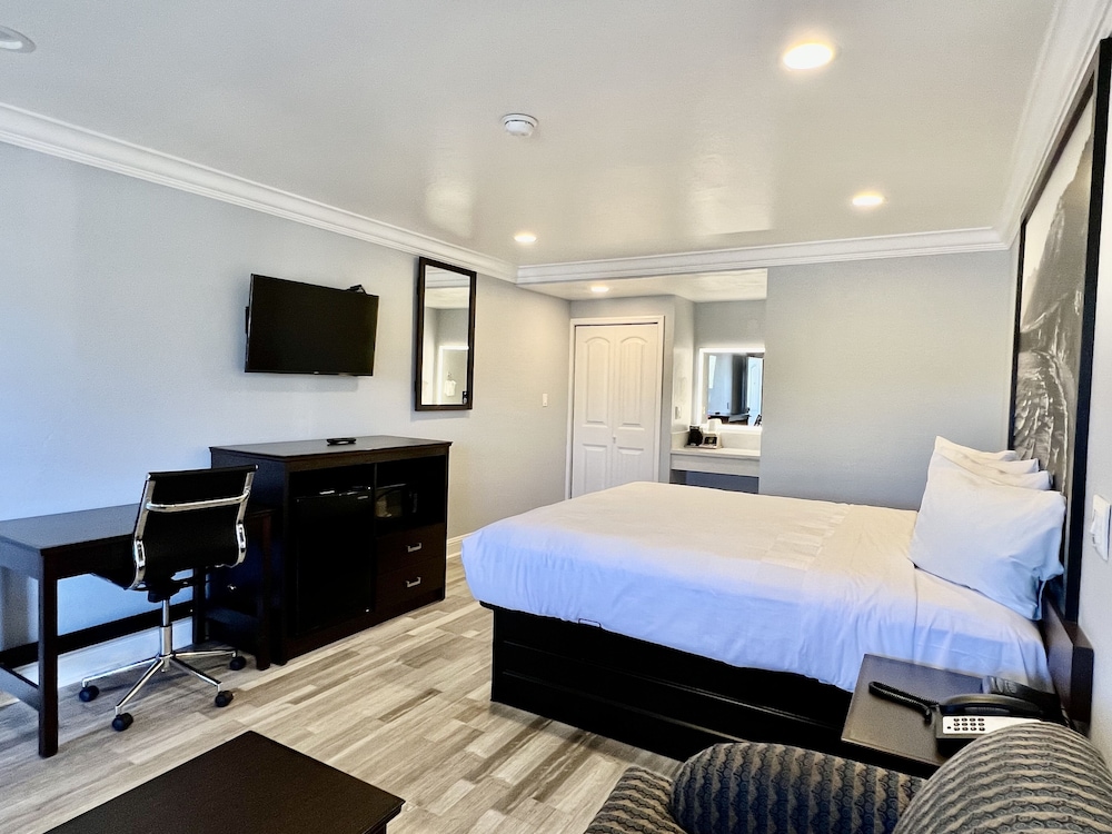 Aura Inn Monterey - photo 33