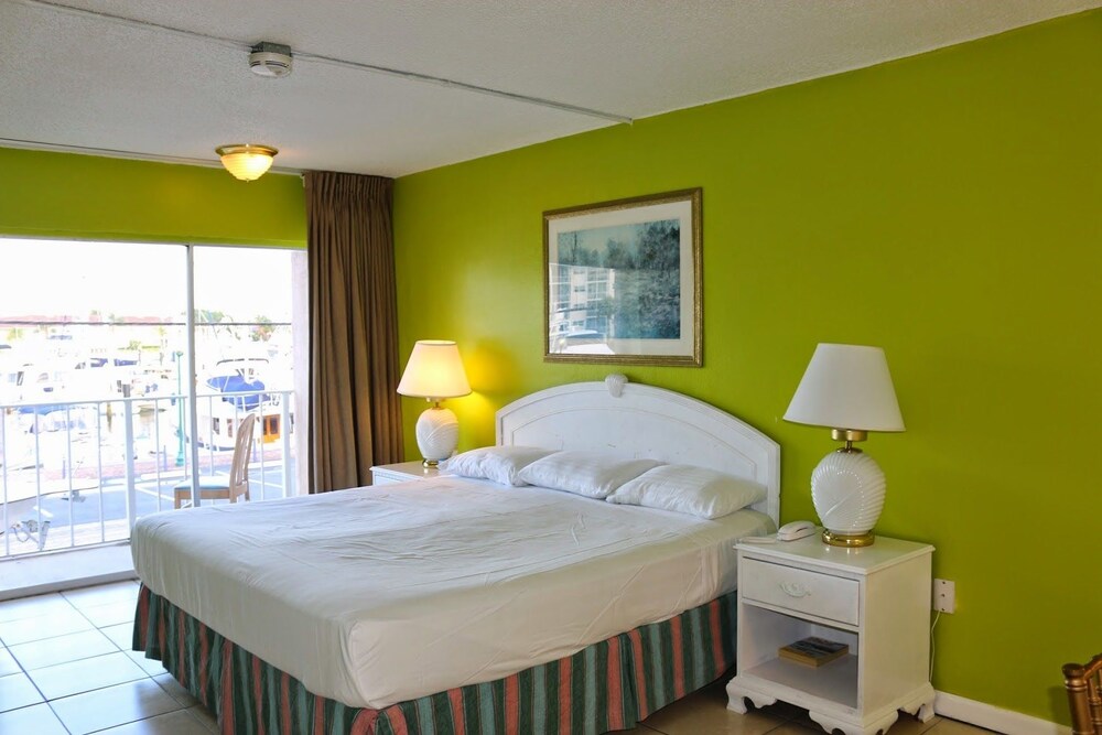 Camelot Waterfront Inn - photo 18