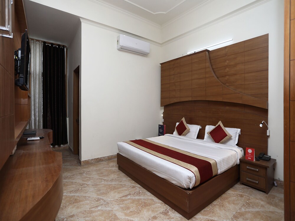 Oyo 14536 Encasa - last minute hotel in Noida
