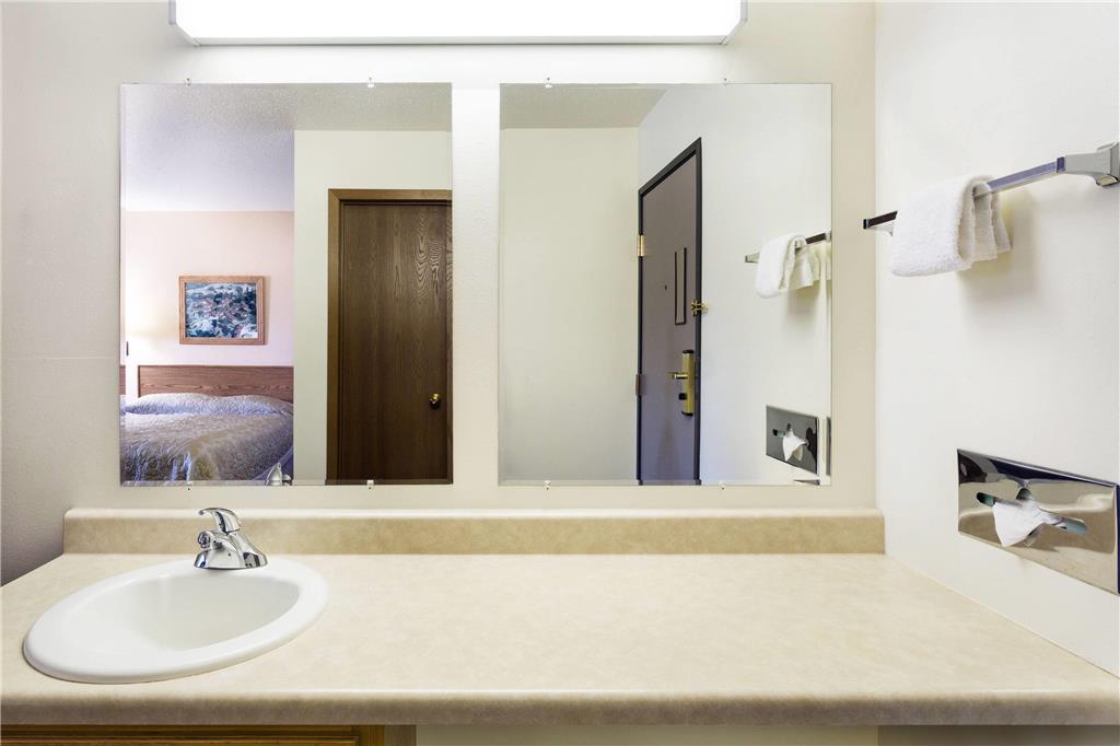 Super 8 by Wyndham Hot Springs - photo 9
