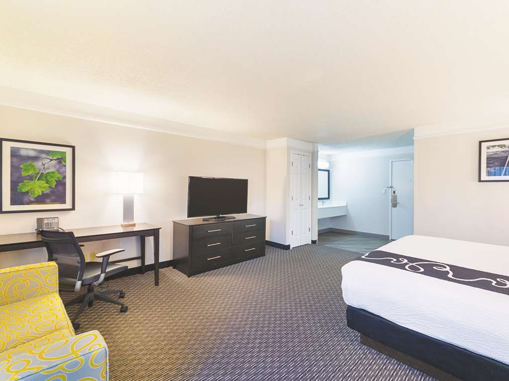 La Quinta Inn & Suites by Wyndham Austin Round Rock - photo 32
