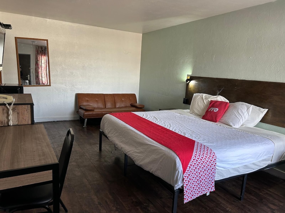 OYO Hotel Downtown Peoria I 74 - photo 27