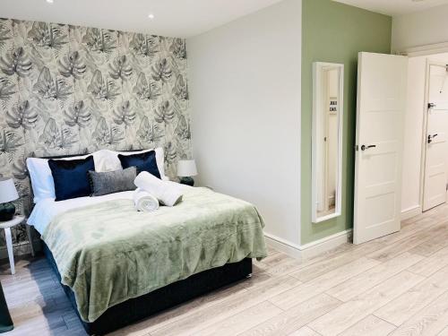 Spacious Ealing Broadway 1Bed Flat Terrace & Near Tube — 4-Star Luxury Hotel in Ealing, United Kingdom