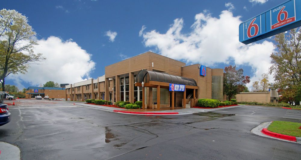 Econo Lodge Airport near Billy Graham Parkway - photo 16