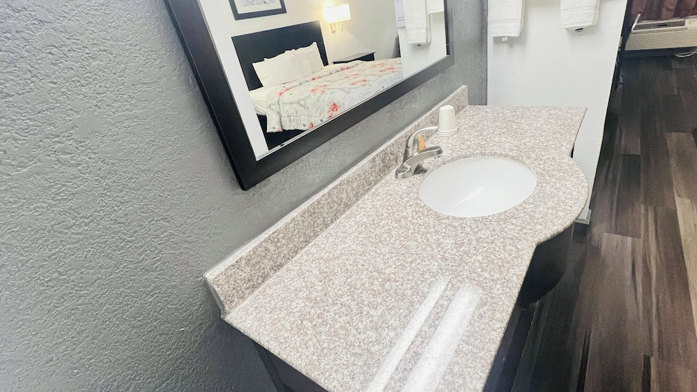 Pinckeyville Inn and Suites - photo 21