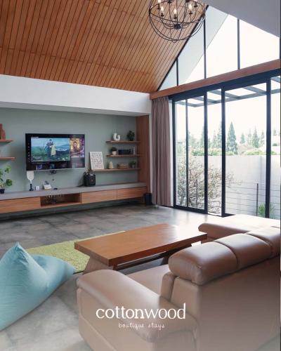 Cottonwood Villa Pavana Heated pool Fitness LayarTancep200inch — 4-Star Luxury Hotel in Bandung, Indonesia
