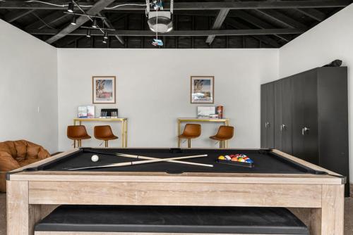 Cascade Cove Heated Pool Spa Billiards and Lounge in Long Beach, United States