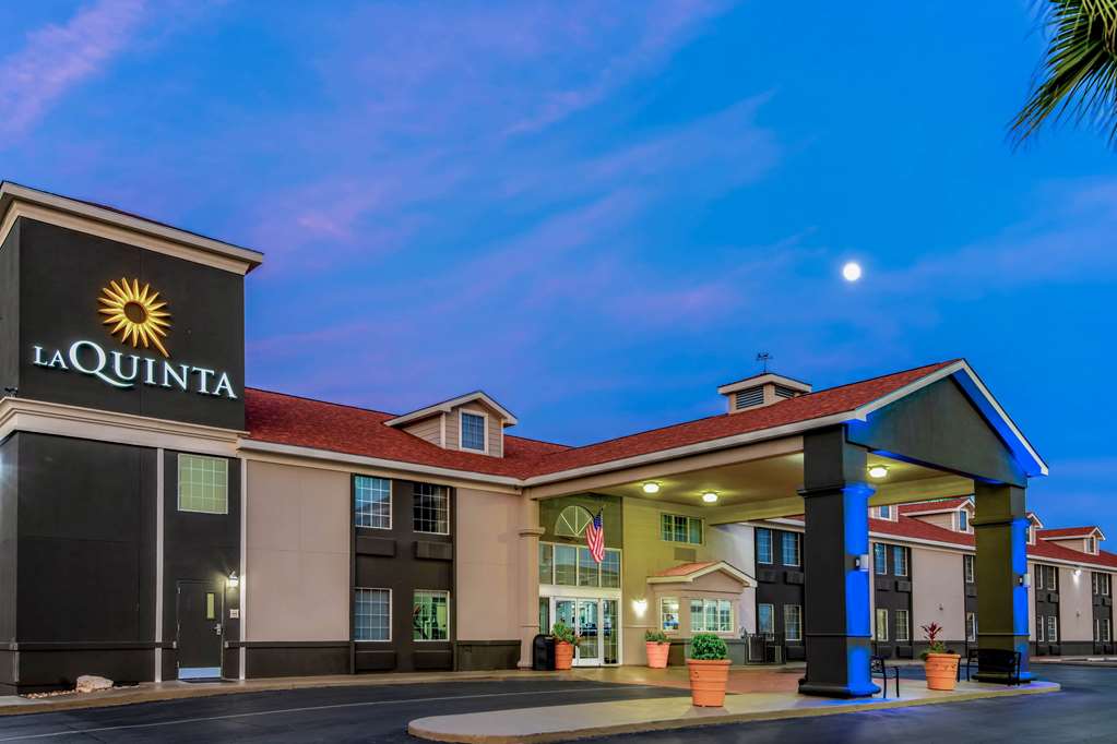 La Quinta Inn by Wyndham San Antonio Brooks City Base - photo 6