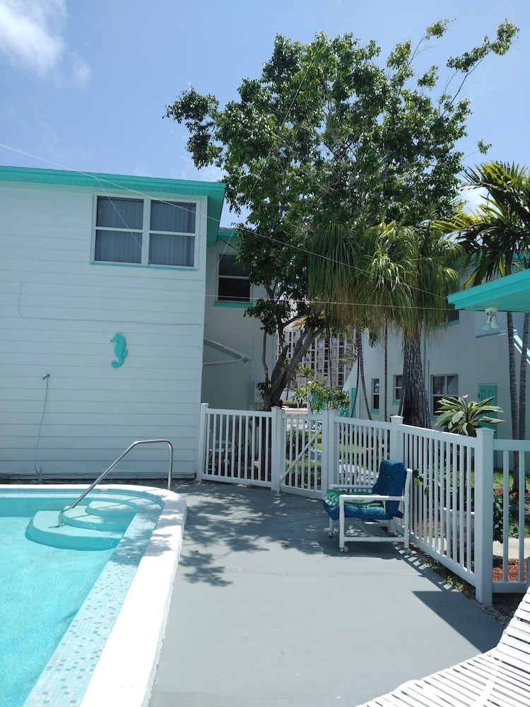 Swashbuckler Motel - photo 47