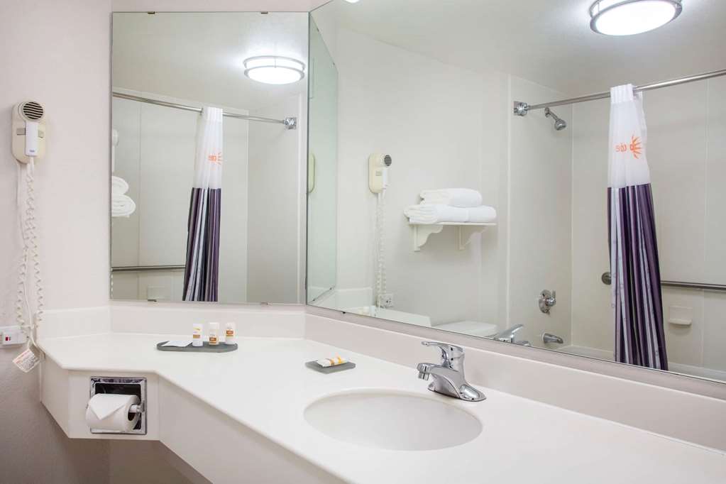 La Quinta Inn & Suites by Wyndham Charlotte Airport South - photo 19