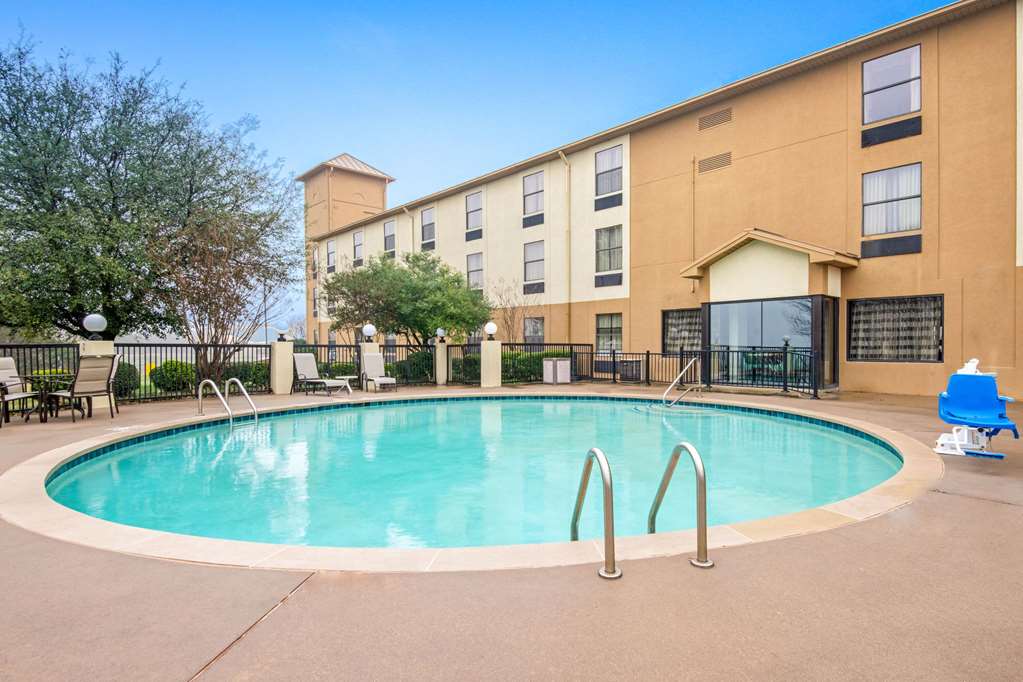 La Quinta Inn & Suites by Wyndham Denison N. Lake Texoma - photo 8