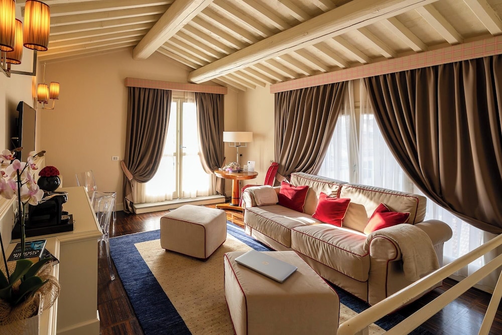 Hotel Patria — 4-Star Luxury Hotel in Pistoia, Italy