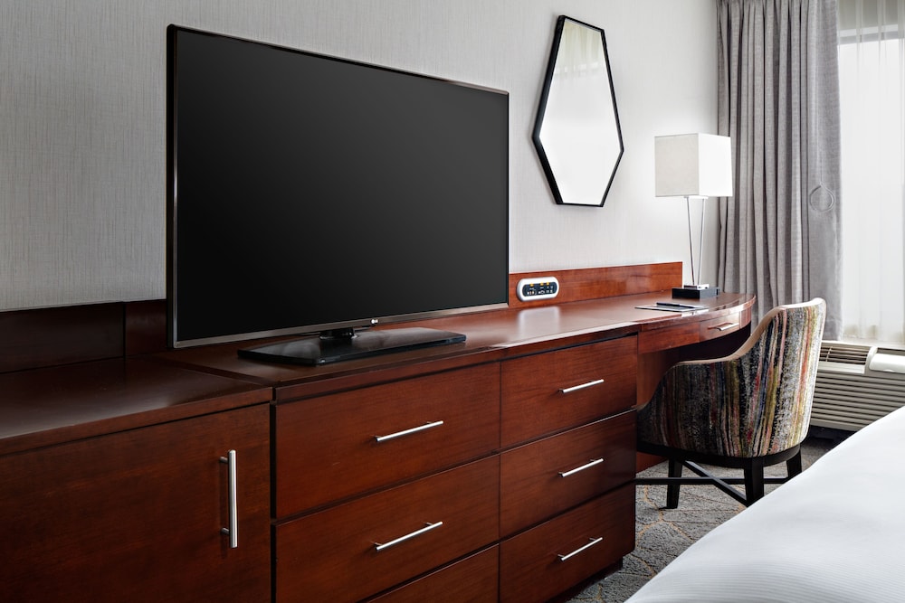 DoubleTree by Hilton Fairfield Hotel & Suites - photo 10