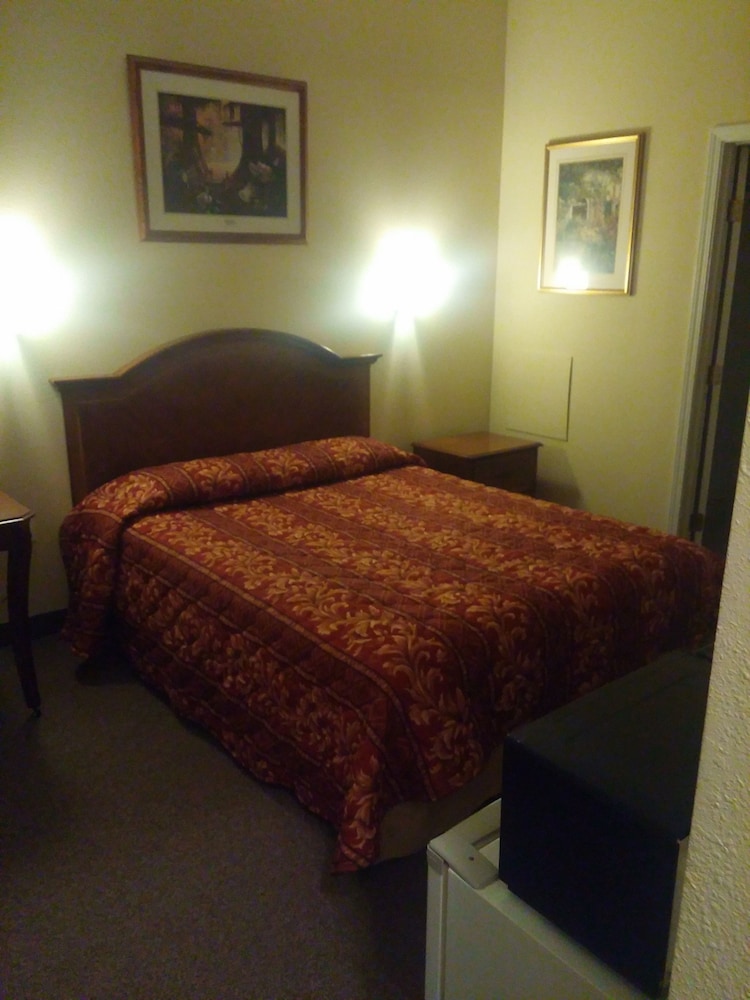 Country Regency Inn & Suites - photo 23