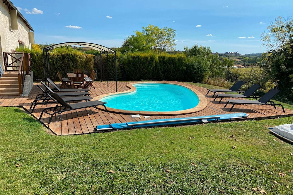 Villa in France With Private Pool and Garden — 4-Star Luxury Hotel in Chalais, France